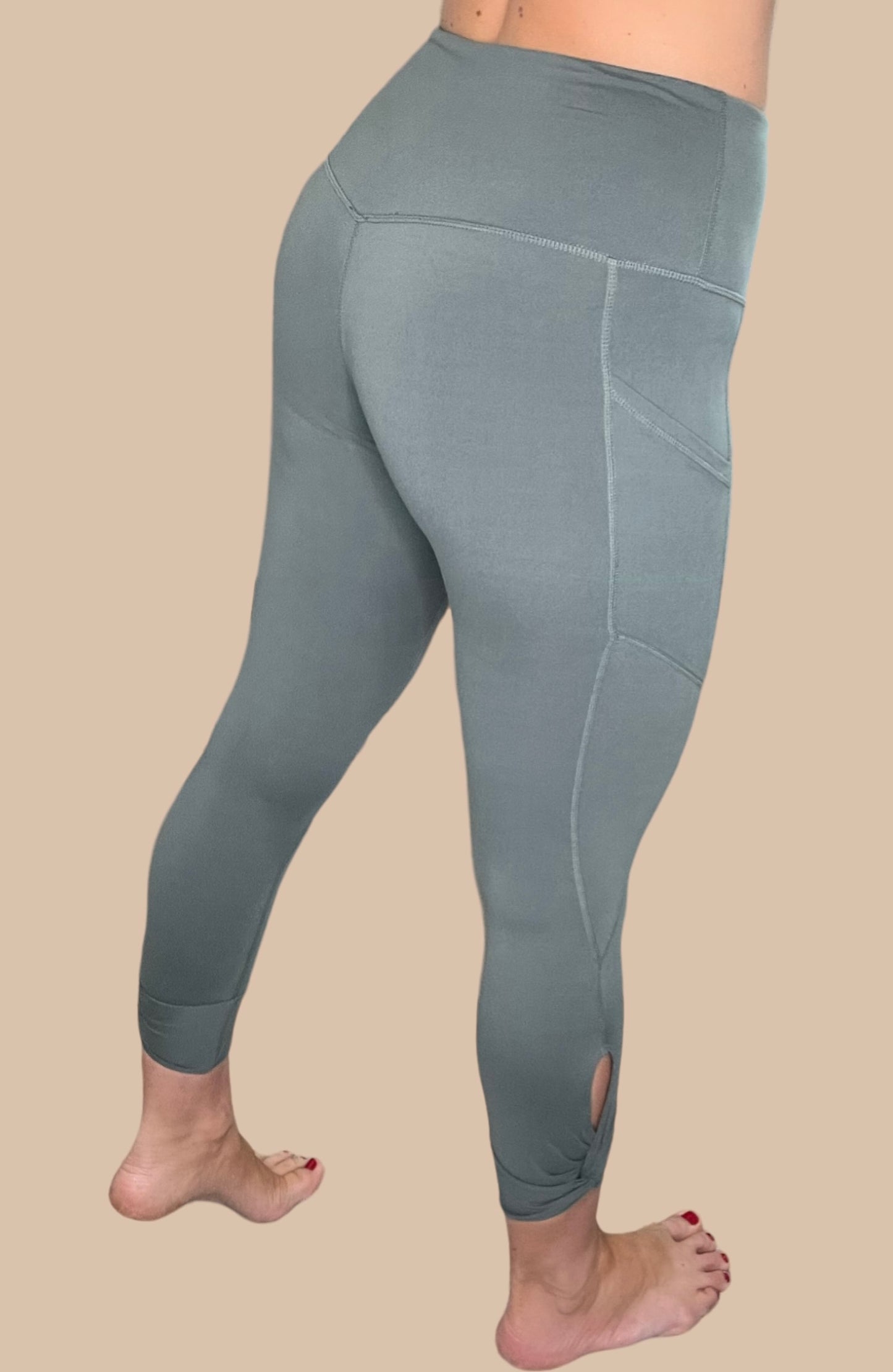 Keyhole Yoga Leggings w/ Pockets